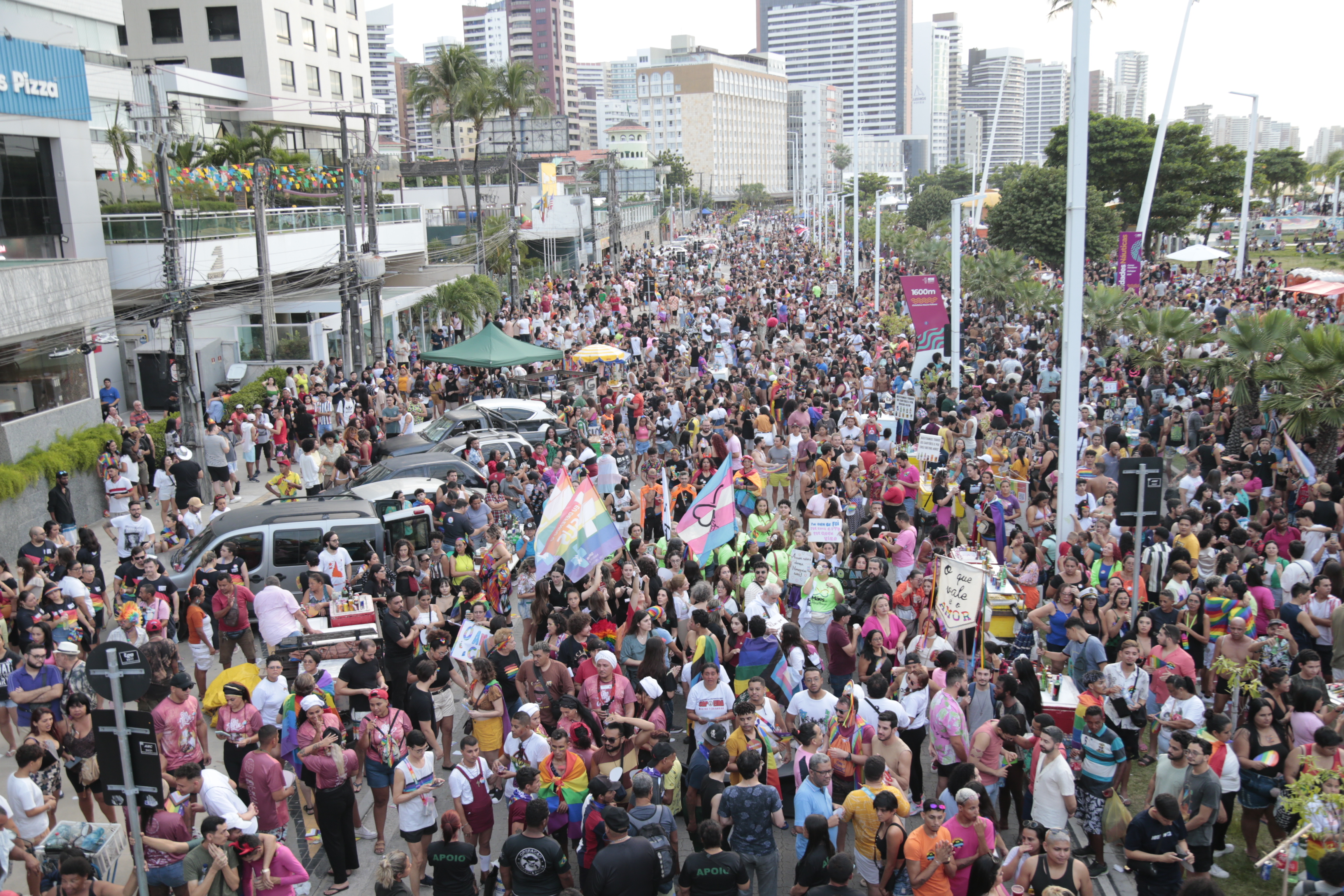 público na parada da diversidade sexual